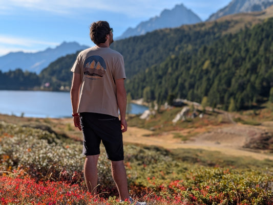 Tre Cime di Lavaredo men's t-shirt with large back print, worn on an autumn hike by an alpine lake