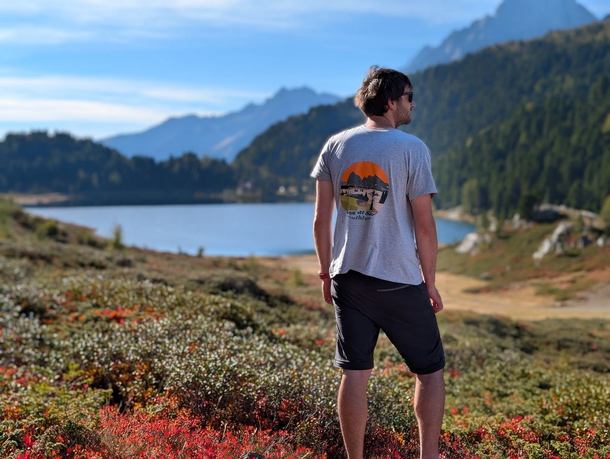 Alpe di Siusi men's t-shirt with large back print, worn on an autumn hike by an alpine lake