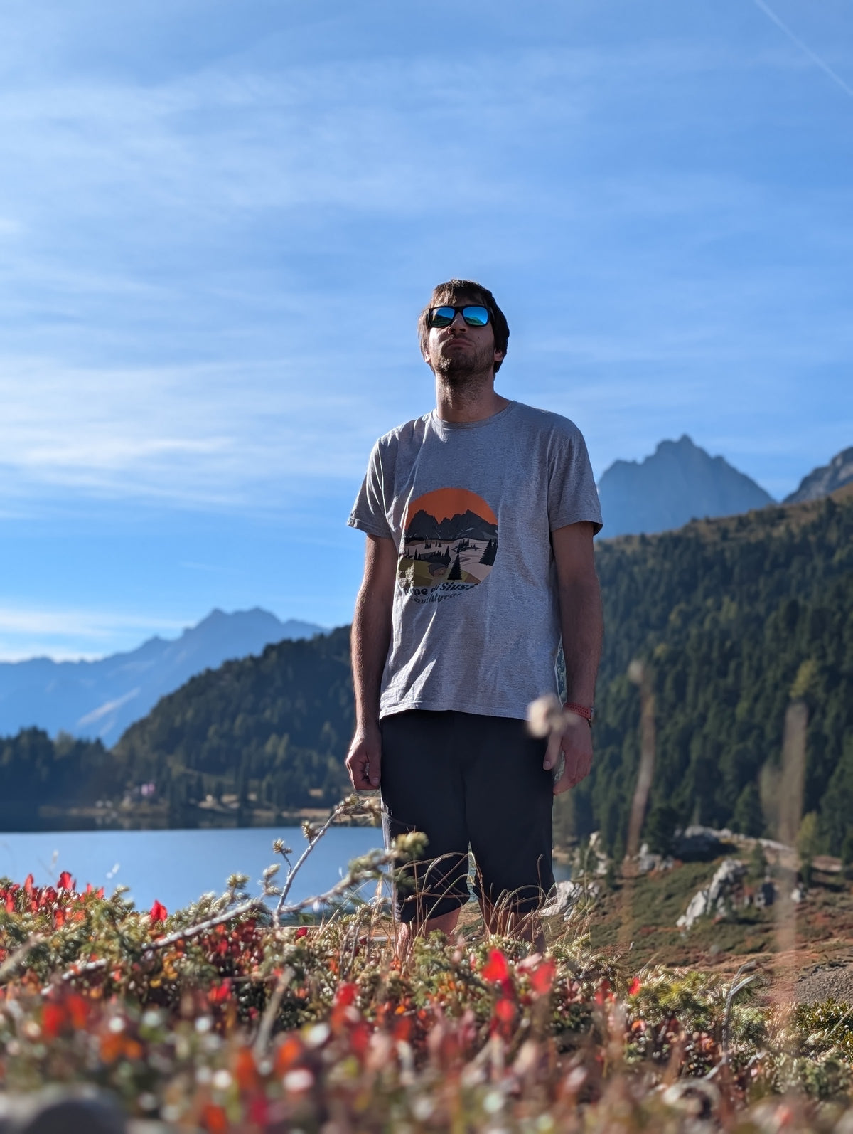 Alpe di Siusi men's t-shirt with front print, worn on an autumn hike by an alpine lake