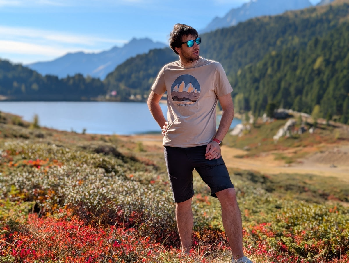 Tre Cime di Lavaredo men's t-shirt with front print, worn on an autumn hike by an alpine lake