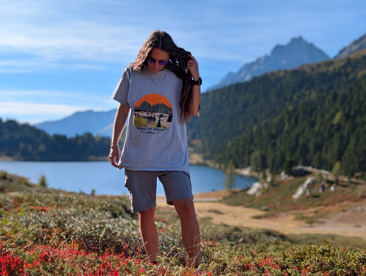 Alpe di Siusi t-shirt with front print, worn oversized by her on an autumn hike by an alpine lake