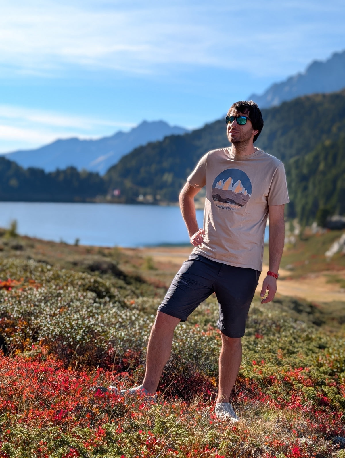 Tre Cime di Lavaredo men's t-shirt with front print, worn on an autumn hike by an alpine lake