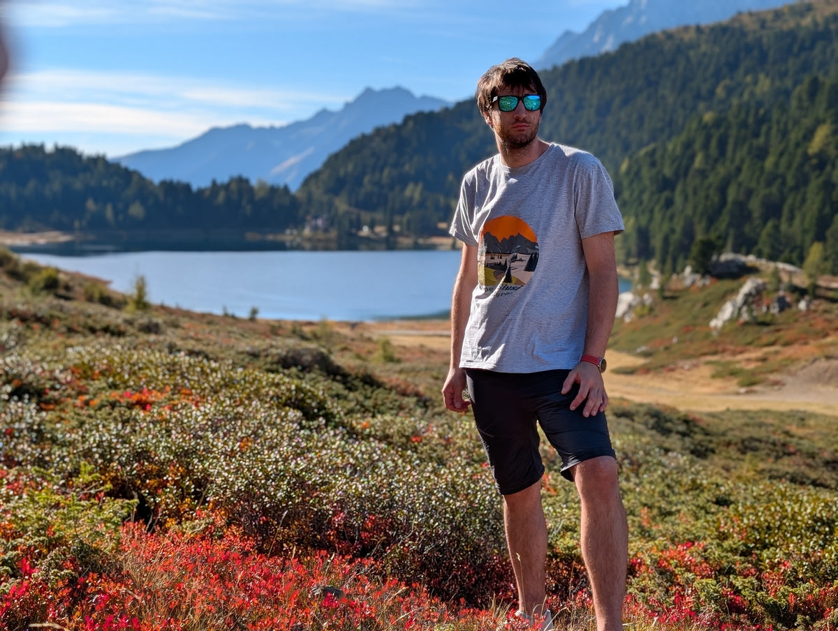 Alpe di Siusi men's t-shirt with front print, worn on an autumn hike by an alpine lake