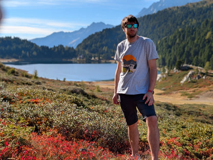 Alpe di Siusi men's t-shirt with front print, worn on an autumn hike by an alpine lake