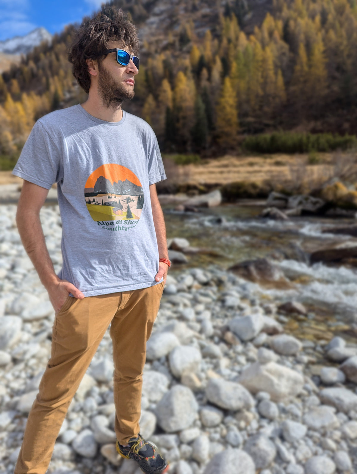 Alpe di Siusi t-shirt in grey – close-up of the hand-drawn Dolomites design