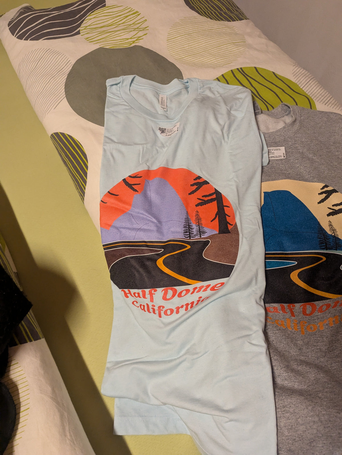 Silly Craic Half Dome t-shirts in white and black heather – flat lay
